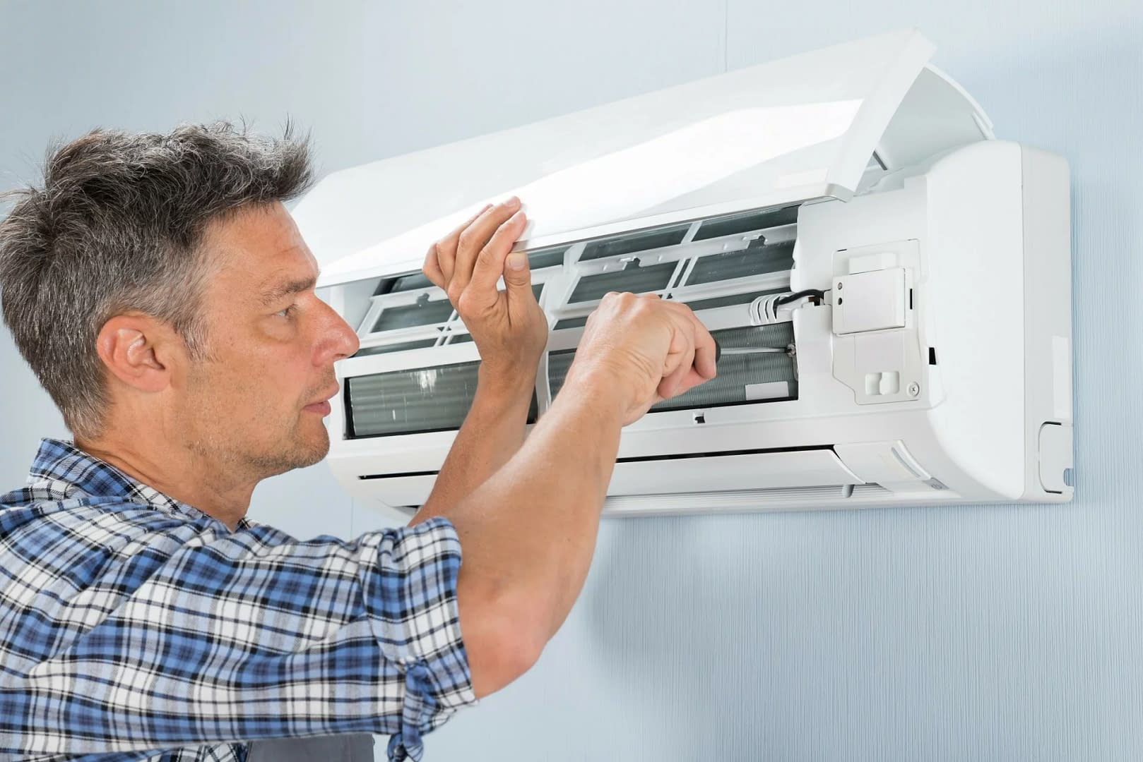 Read more about the article 5 Essential Tips to Secure Expert AC Technician Services in Dubai